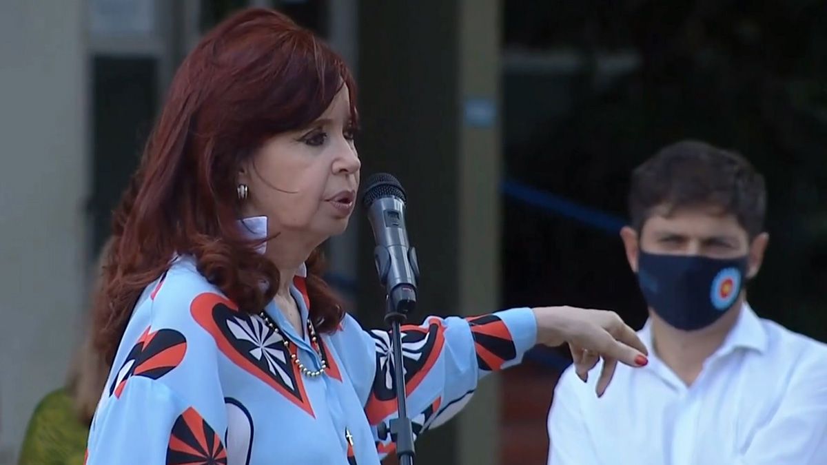 Cristina Kirchner  durante un acto por el 24 de Marzo en la ciudad bonaerense de Las Flores junto al gobernador Axel Kicillof.