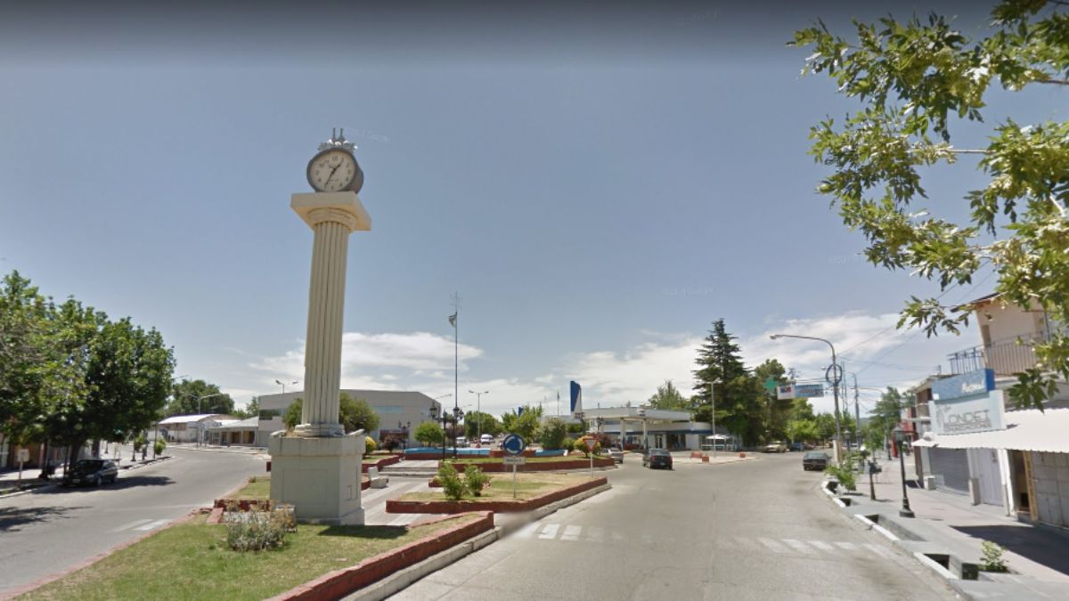 La conocida Rotonda del Reloj, en pleno centro de Tupungato, fue el triste escenario del accidente que le costó la vida al joven Víctor Villarubia.