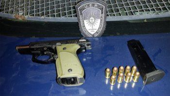 Detuvieron a un hombre en  que llevaba una pistola cargada en su camioneta