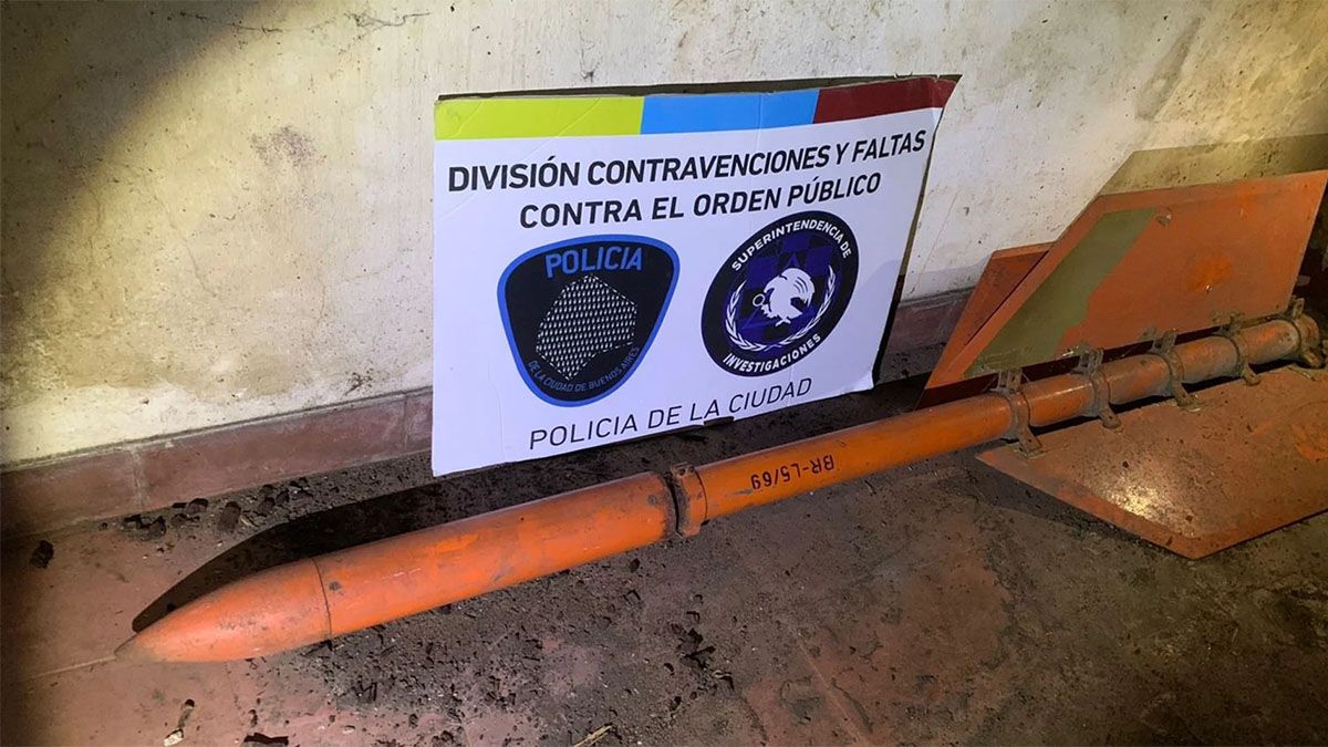 Efectivos descubrieron un cohete militar de dos metros en un allanamiento.&nbsp;
