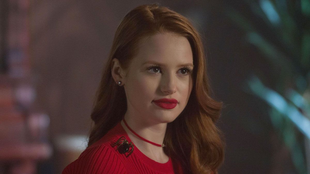 La actriz Madelaine Petsch interpreta a Cheryl Blossom en la serie de Netflix.