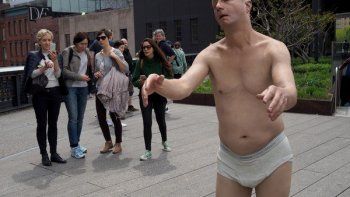 La estatua de un sonámbulo en calzoncillos asombra por su realismo en Nueva York