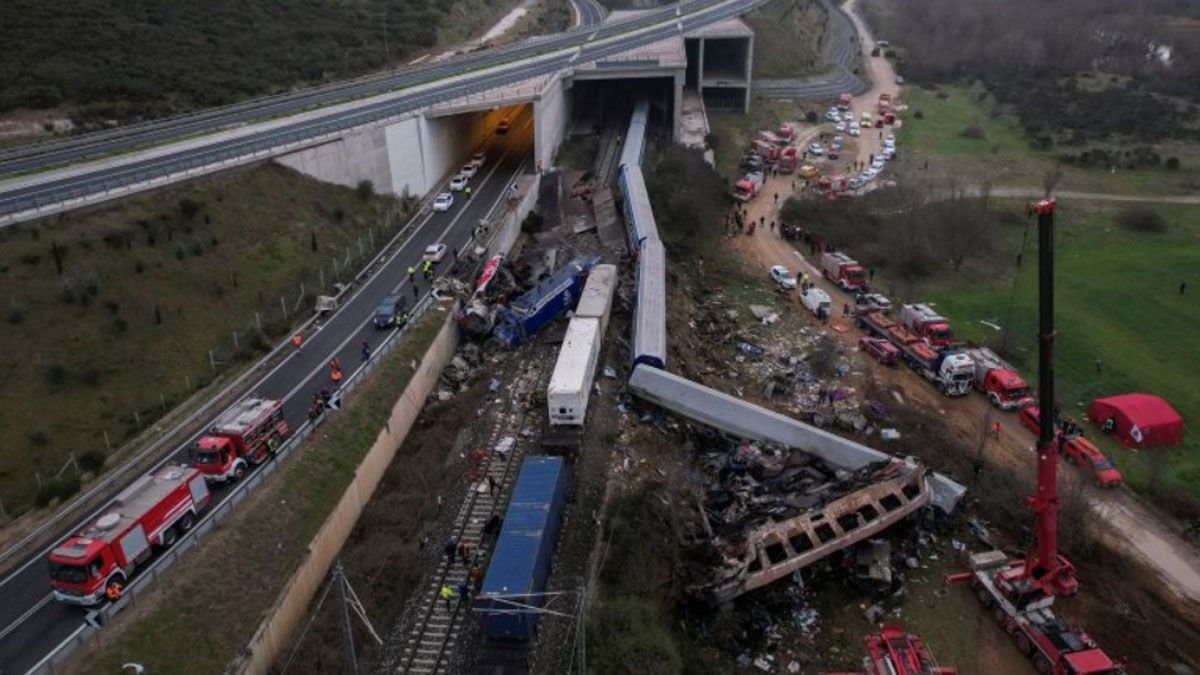 Tragedia ferroviaria en Grecia: un choque de trenes provocó la muerte de 43 personas y decenas de heridos