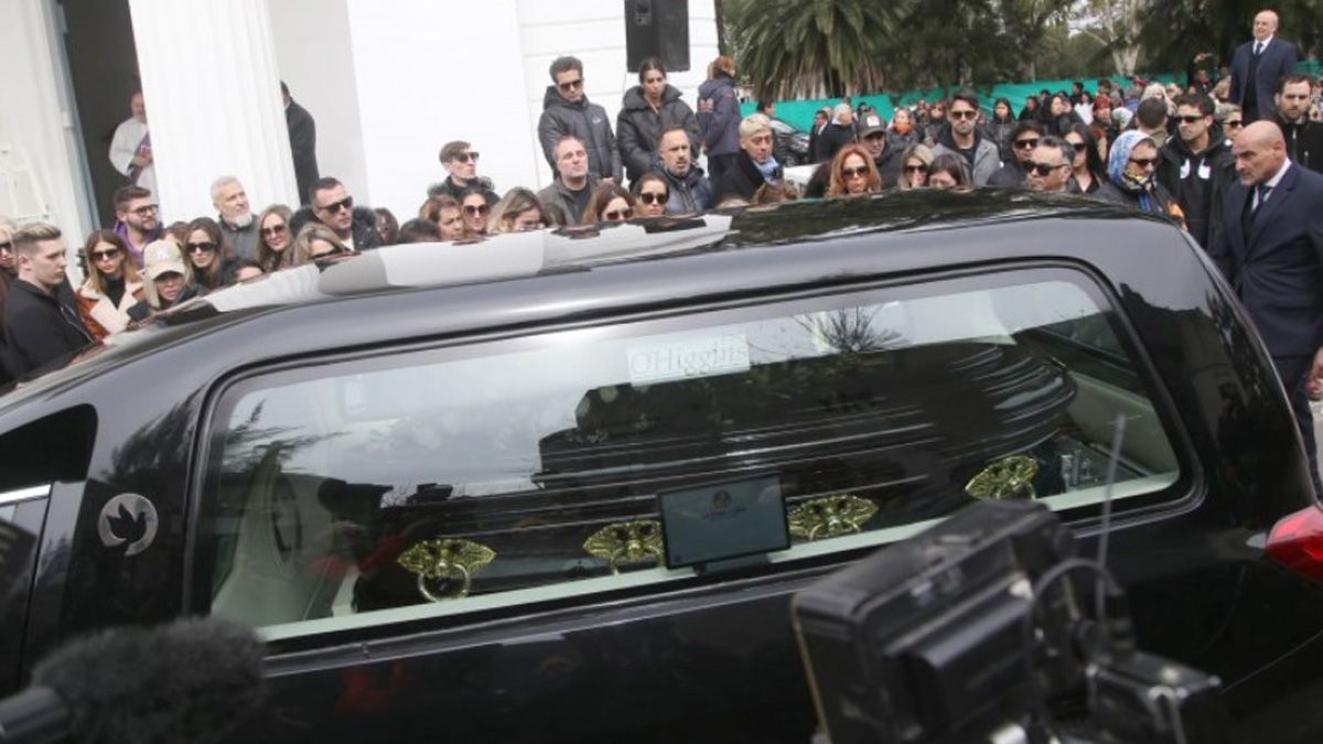 En medio de un profundo dolor, familiares, amigos y figuras del espectáculo, despidieron a Silvina Luna En medio de un profundo dolor, familiares, amigos y figuras del espectáculo, despidieron a Silvina Luna