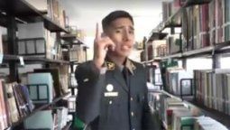 El rap del policía peruano que habla de libros