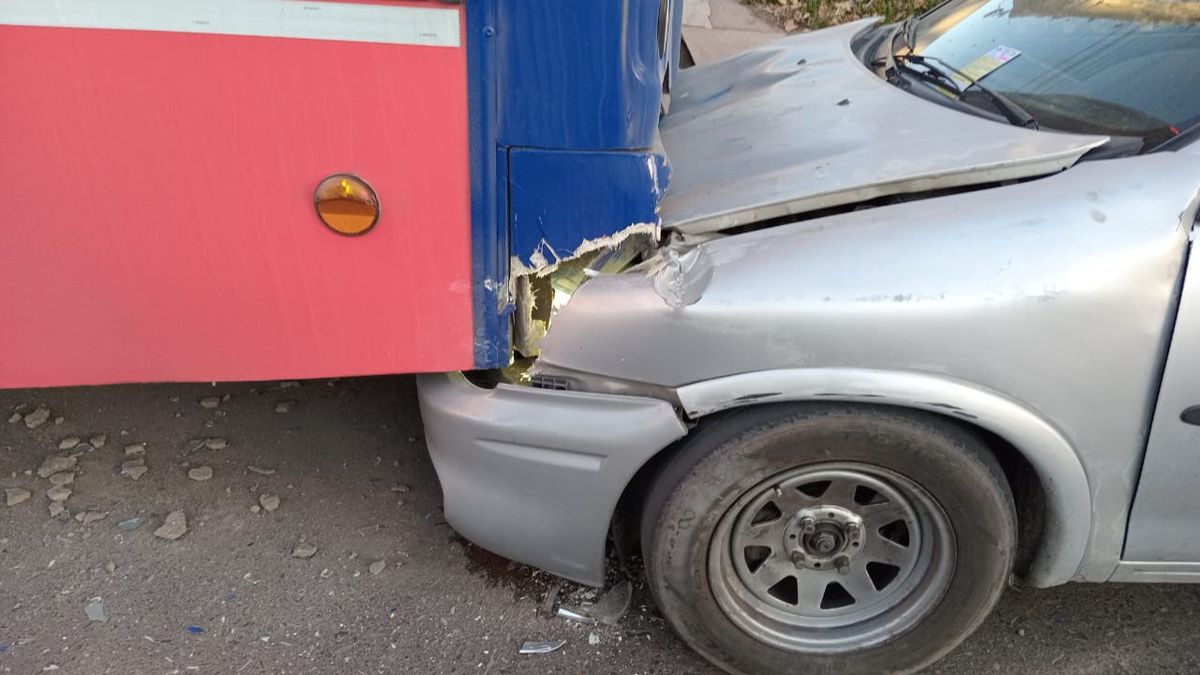 Chocó a un micro por detrás y escapó para evitar las consecuencias del accidente. Chocó a un micro por detrás y escapó para evitar las consecuencias del accidente.