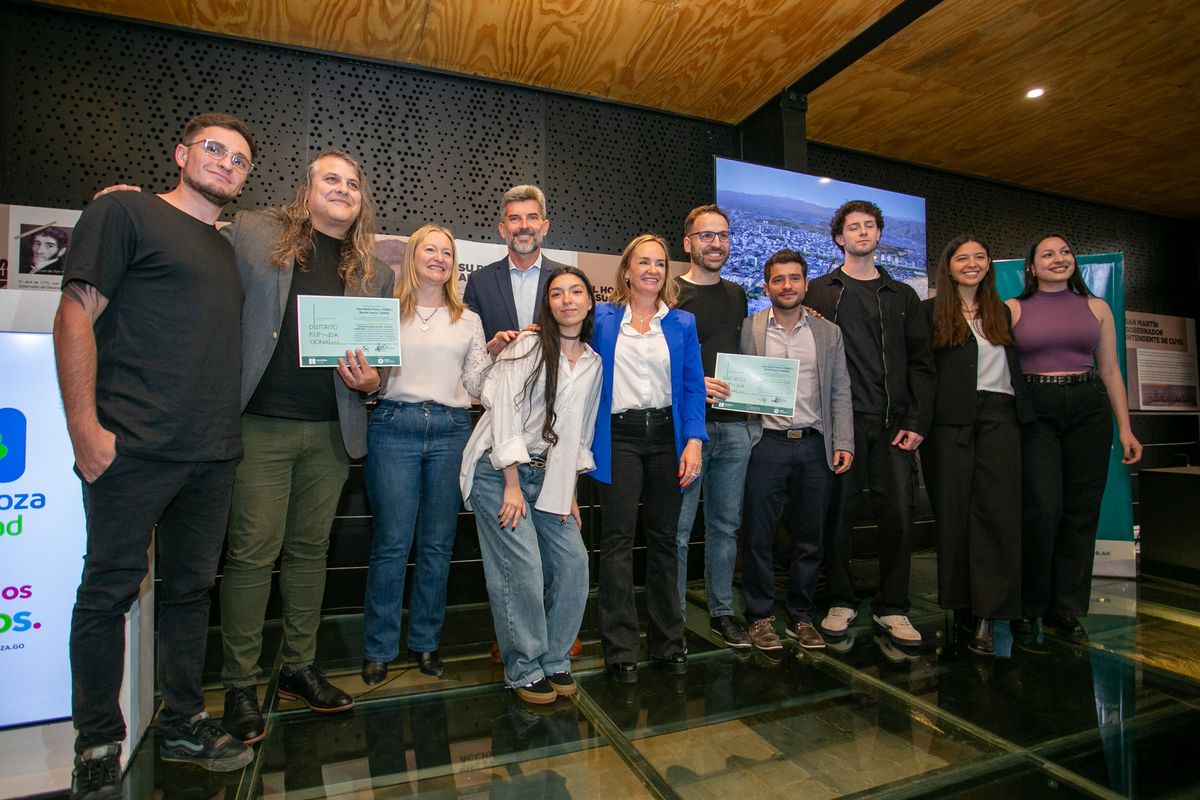 Ulpiano Suarez entregó el premio a los ganadores del concurso para rediseñar el Distrito Fundacional. Ulpiano Suarez entregó el premio a los ganadores del concurso para rediseñar el Distrito Fundacional.