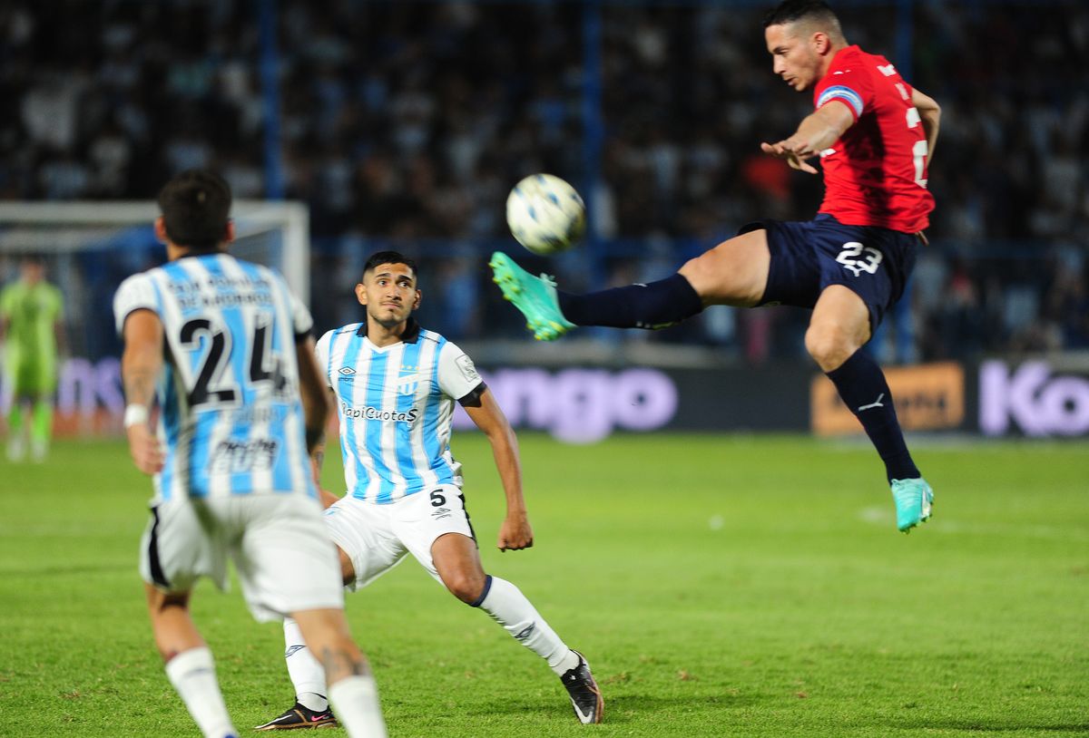 Independiente, dirigido por Carlos Tevez, logró un triunfo valioso en Tucumán Independiente, dirigido por Carlos Tevez, logró un triunfo valioso en Tucumán