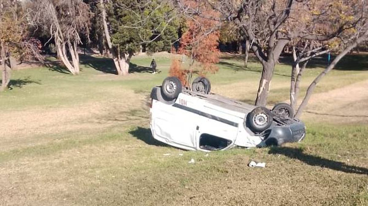 La camioneta quedó sobre la zona del parquizado del Acceso Este. La camioneta quedó sobre la zona del parquizado del Acceso Este.