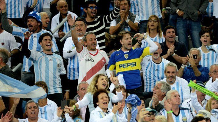 El color y calor es del público argentino: así apoyan a Mayer