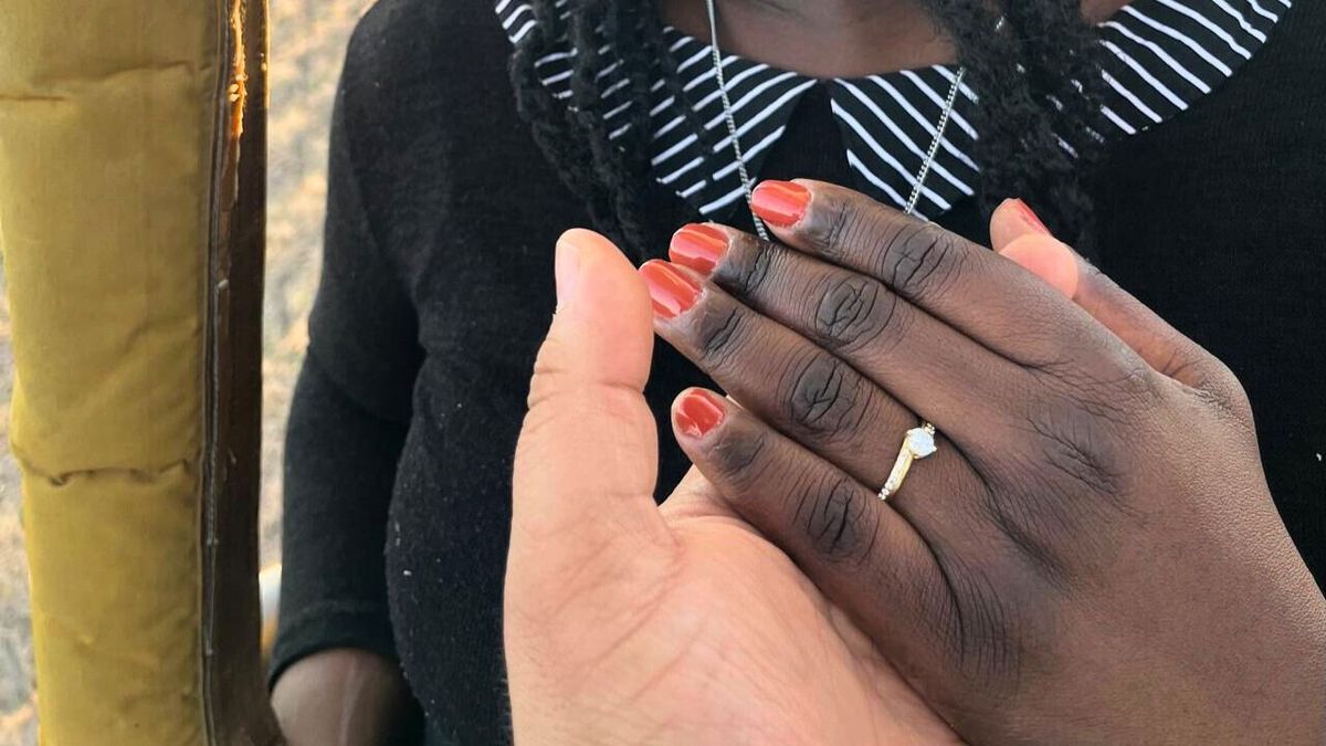 Un hermoso anillo que él tenía guardado y decidió colocárselo a su novia en un globo aeroestático. Un hermoso anillo que él tenía guardado y decidió colocárselo a su novia en un globo aeroestático. 