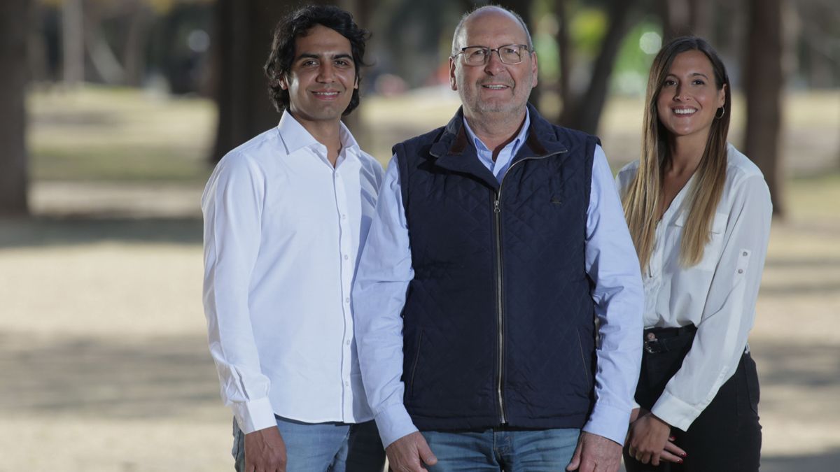 Marcelino Iglesias con Miqueas Burgoa y Juana Allende, jóvenes radicales candidatos a concejales.