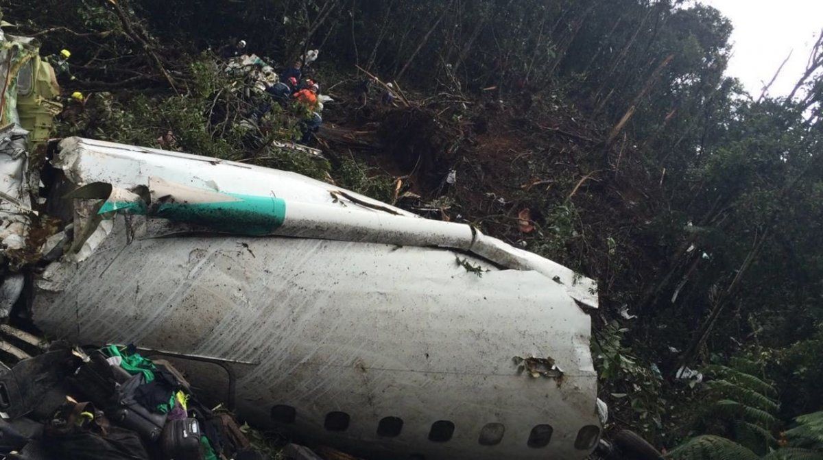 Fotos de la tragedia: la luz del día reveló la magnitud del accidente del avión del Chapecoense