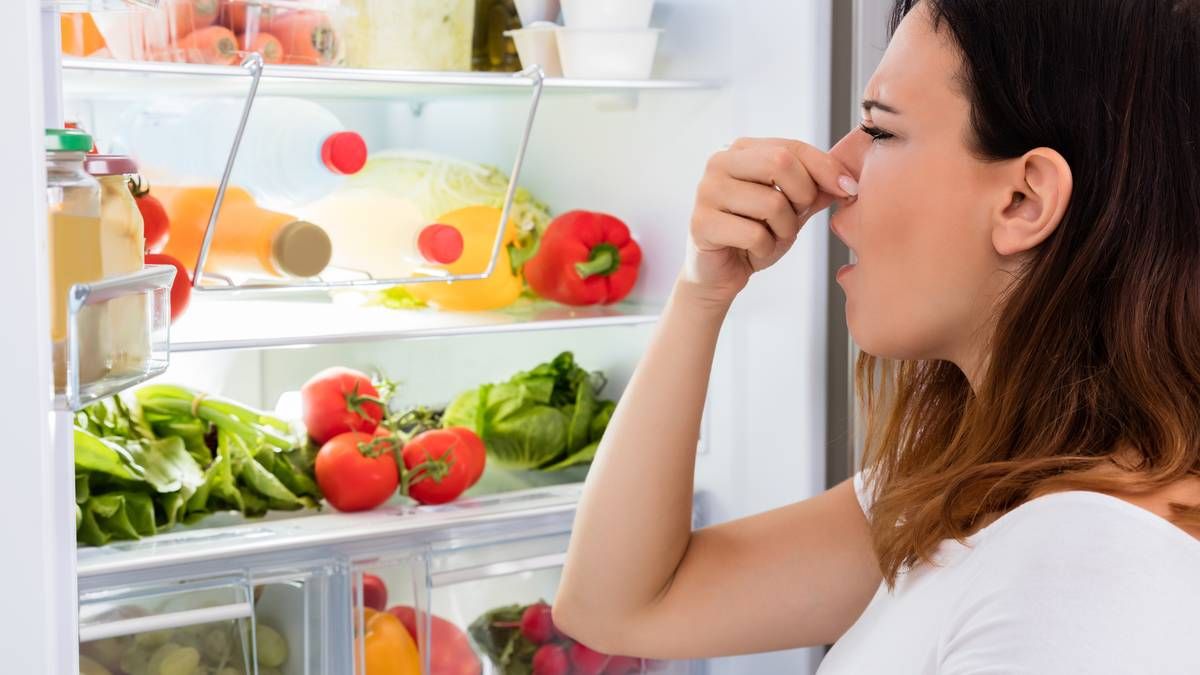 Dile adiós al mal olor de tu heladera con estos efectivos trucos caseros