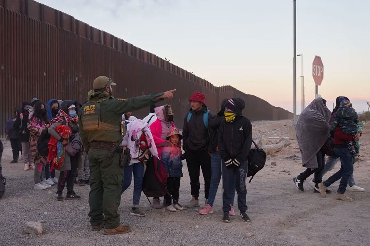 Un agente de la Patrulla Fronteriza de Estados Unidos dirigiendo a los migrantes a una zona de espera para su procesamiento en Lukeville, Arizona, Estados Unidos (Archivo). Crédito: EFE/EPA/ALLISON DINNER. Un agente de la Patrulla Fronteriza de Estados Unidos dirigiendo a los migrantes a una zona de espera para su procesamiento en Lukeville, Arizona, Estados Unidos (Archivo). Crédito: EFE/EPA/ALLISON DINNER.