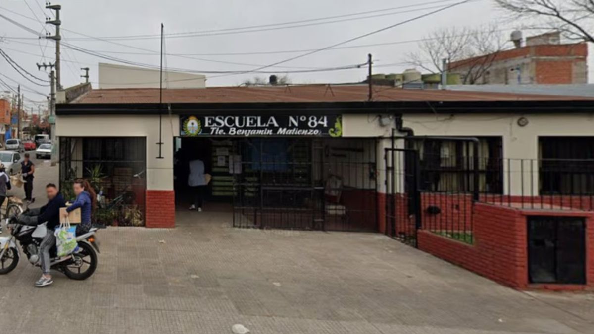 Una maestra de escuela primaria fue salvajemente atacada a golpes por la madre de una alumna cuando terminaba de dar clase.