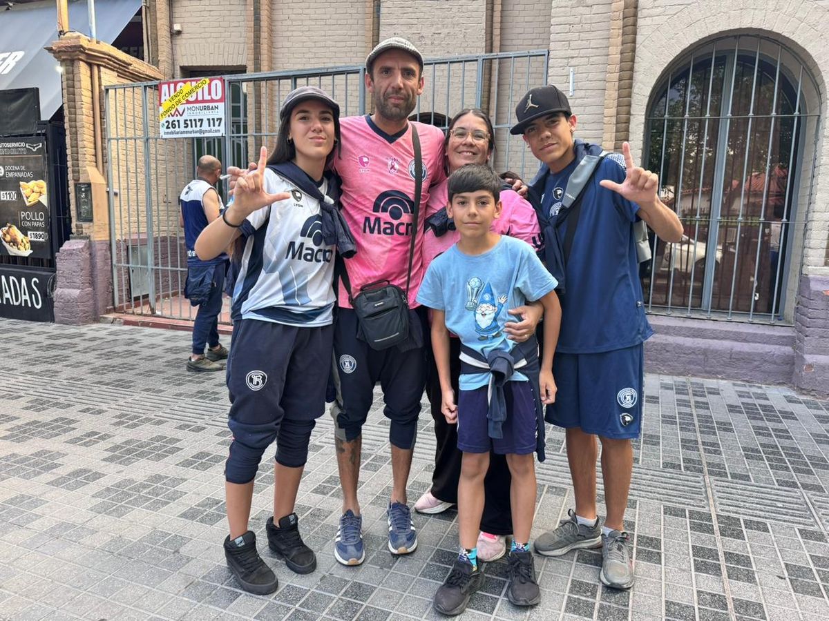 La familia de Independiente Rivadavia antes del partido.