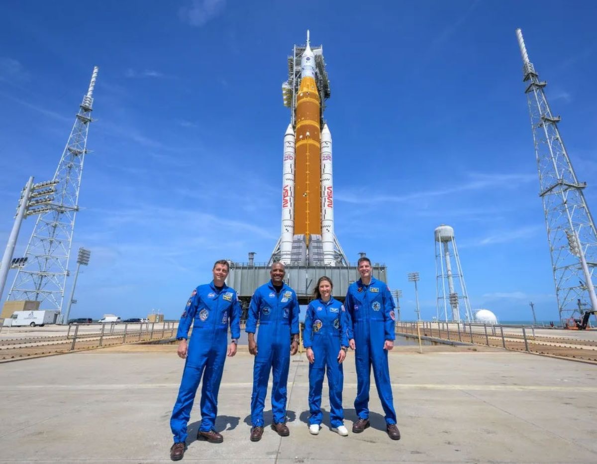 Fotografía cedida por la NASA donde aparece la tripulación de la misión Artemis II, el comandante Reid Wiseman (i); el piloto Victor Glover (2-i); la especialista de misión, Christina Koch (2-d) y el astronauta de la Agencia Espacial Canadiense (CSA), el especialista de misión Jeremy Hansen (d), posando este lunes, en el Centro Espacial Kennedy en Cabo Cañaveral (Estados Unidos). Crédito: EFE/ Bill Ingalls/ NASA.