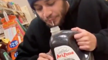 El reto viral que hace que los adolescentes escupan la comida en el supermercado