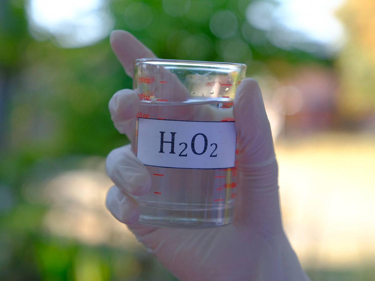 Los malos olores en los pies pueden ser eliminados a través del uso del agua oxigenada. Los malos olores en los pies pueden ser eliminados a través del uso del agua oxigenada.