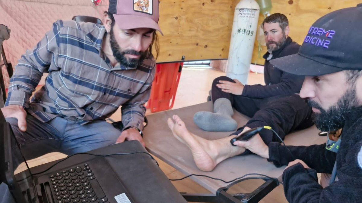 El servicio sanitario del Aconcagua es único en el mundo. Integrado por unos 35 médicos, aquí cuentan cómo pasarán Año Nuevo en las alturas.