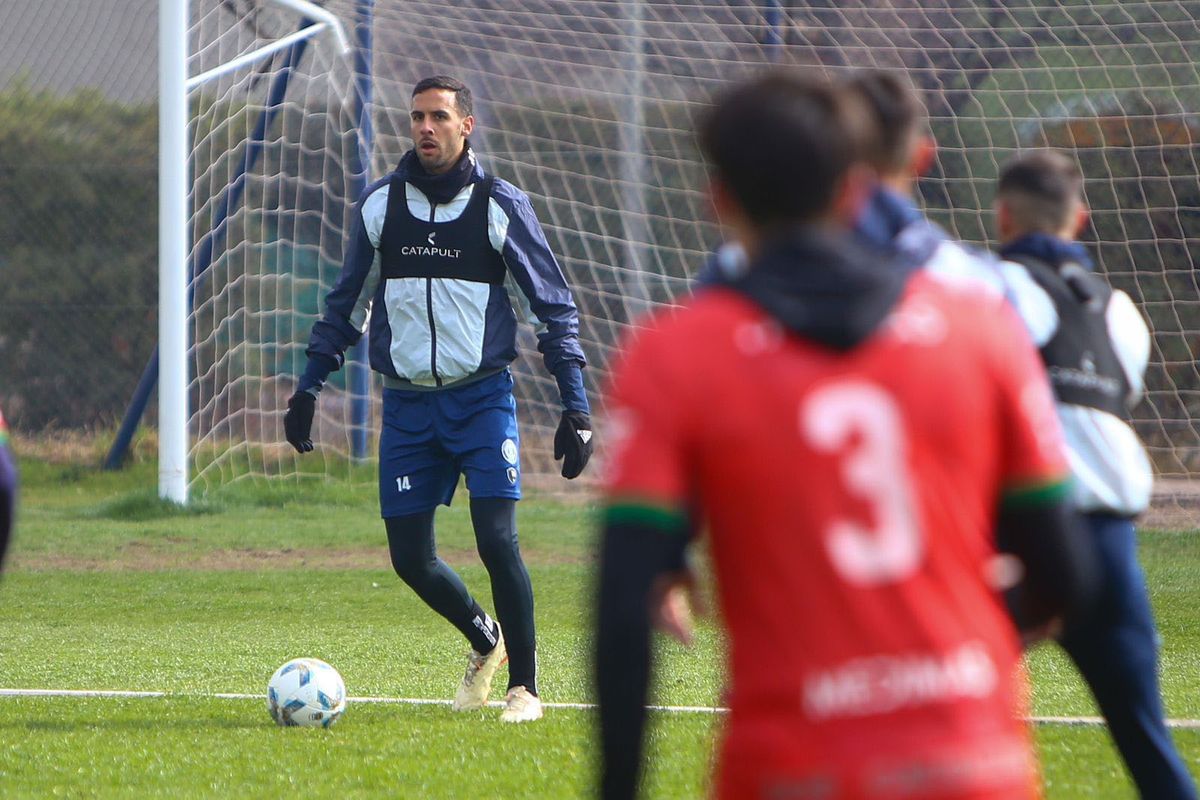 Esteban Burgos aseguró que Independiente Rivadavia fue superado por Vélez y que debe mejorar para el partido con Defensa y Justicia. Esteban Burgos aseguró que Independiente Rivadavia fue superado por Vélez y que debe mejorar para el partido con Defensa y Justicia.