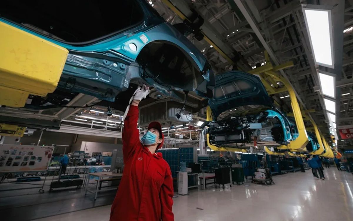 Una fábrica de vehículos eléctricos, en Changzhou, provincia de Jiangsu en China (Archivo). Crédito: EFE/EPA/ Alex Plavevski.
