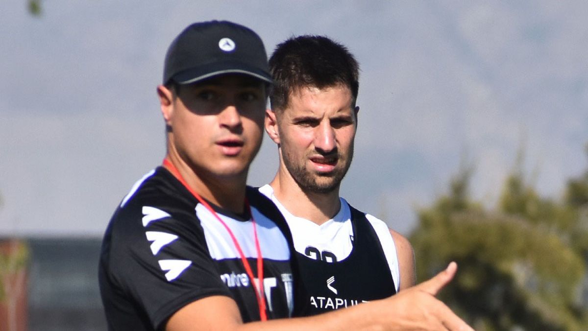 Imanol González recibe indicaciones del entrenador Ezequiel Medrán.