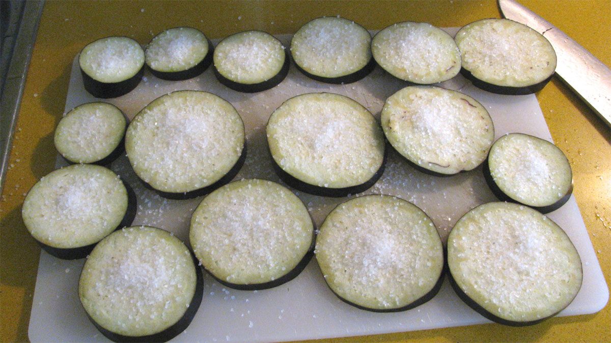 Agregarle sal a la berenjena, es una de las maneras más conocidas para quitarle el amargor. Agregarle sal a la berenjena, es una de las maneras más conocidas para quitarle el amargor.