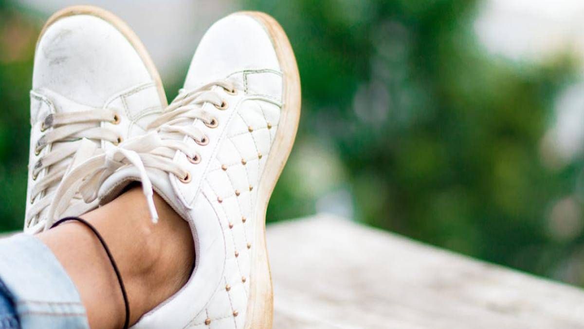 Trucos caseros: blanquea las suelas de tus zapatillas con este efectivo truco de limpieza. Trucos caseros: blanquea las suelas de tus zapatillas con este efectivo truco de limpieza.