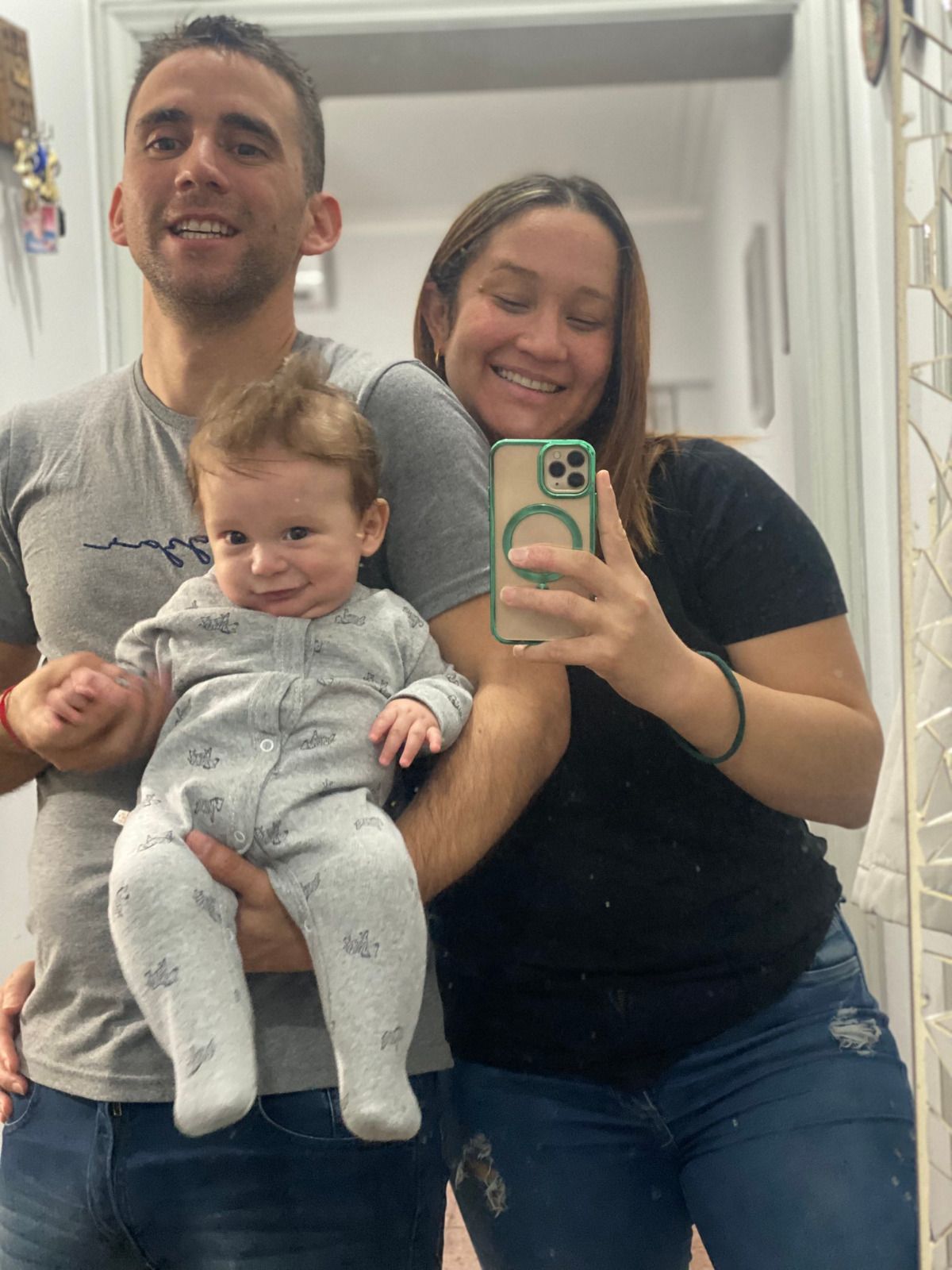 El gendarme Nahuel Gallo, la esposa y el hijo de ambos.