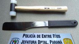Se defendió con un cuchillo del golpe de su pareja con un martillo