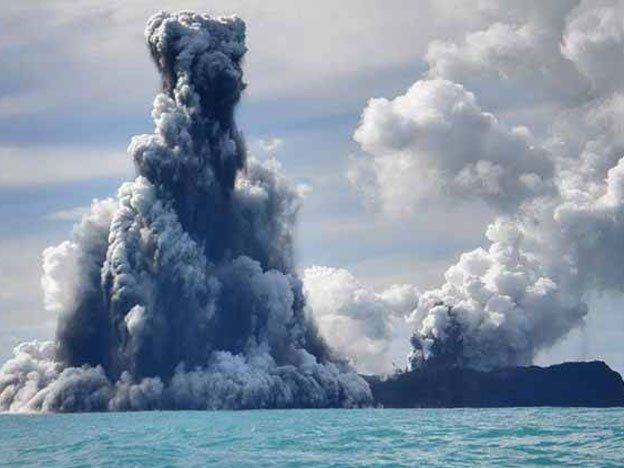 Un volcán submarino en erupción creó un nuevo islote