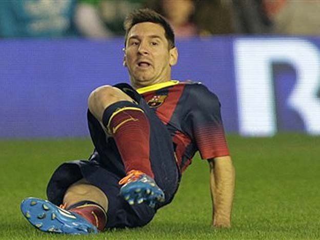 Messi, desgarrado, será baja por dos meses