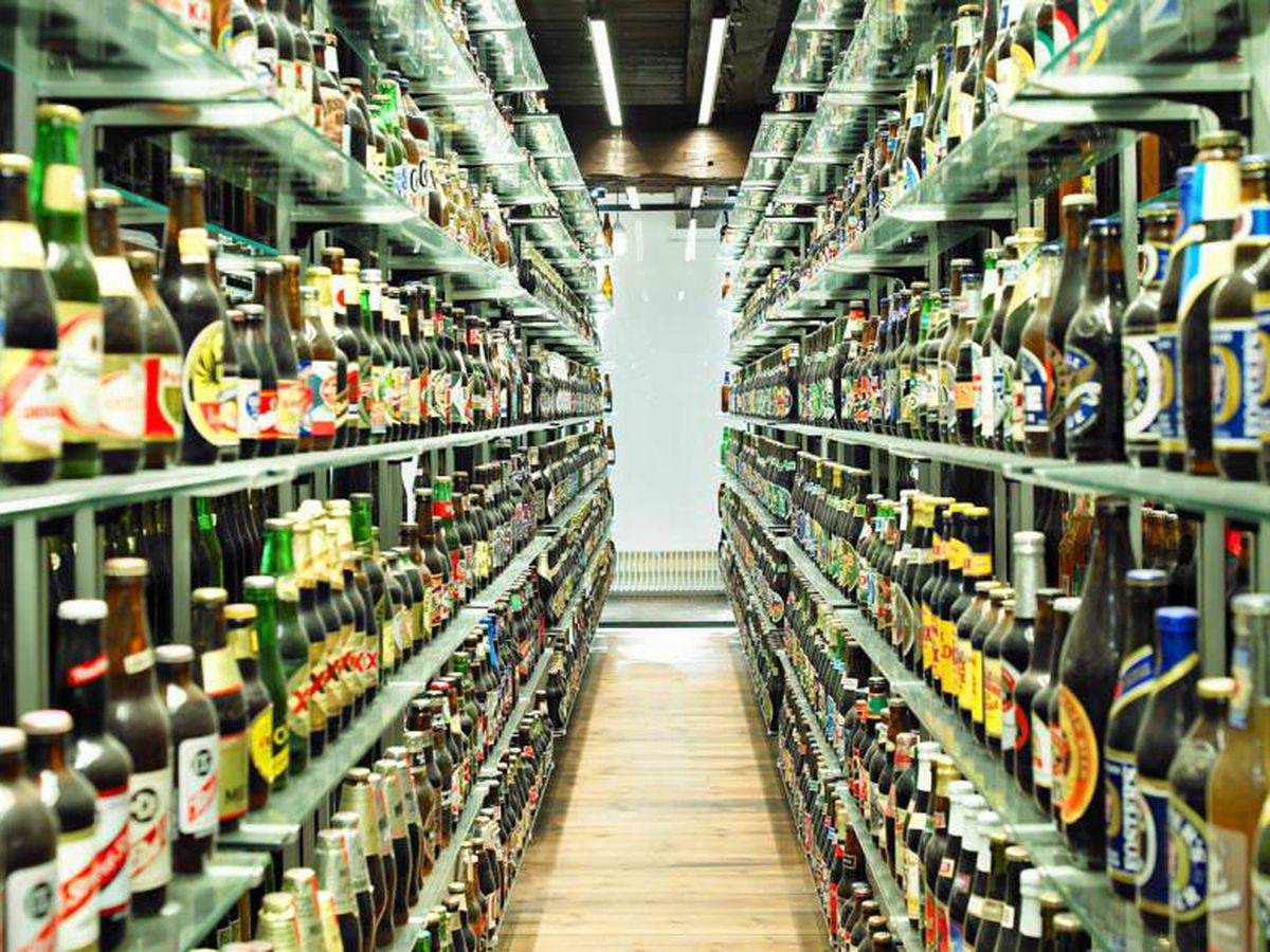 ¿La regalan? ¿Qué hacen los supermercados con la cerveza que está a punto de vencer?
