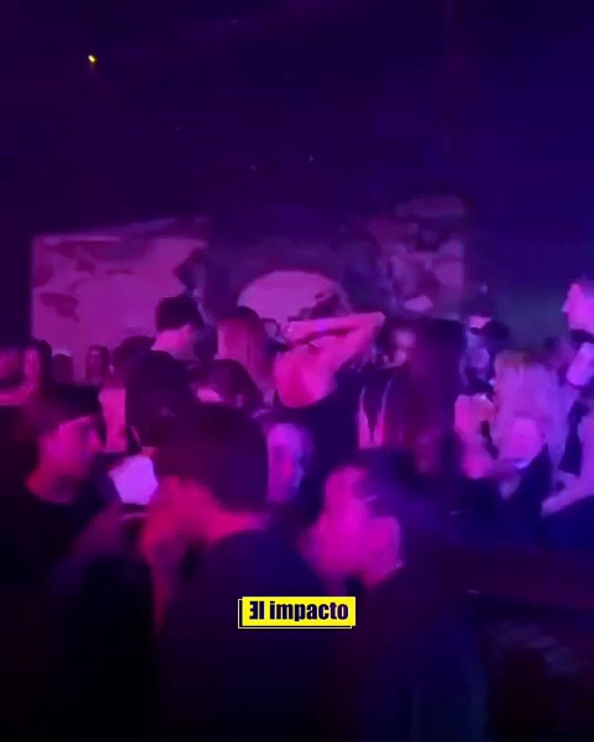 Ian Lucas y Evangelina Anderson a los besos.