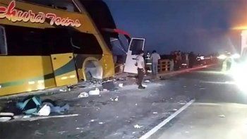 Siete personas murieron al chocar un micro que iba al sepelio de Alan García
