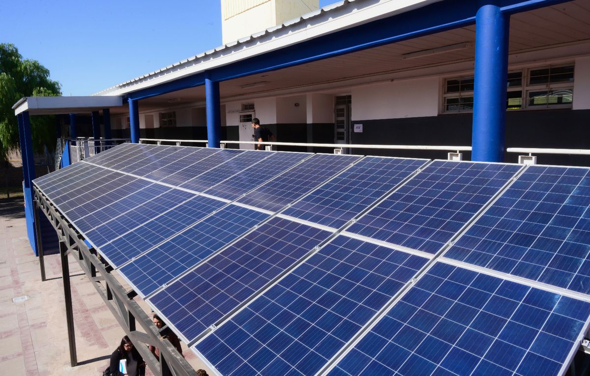 La escuela cuenta con 33 paneles solares que se amortizaran en 7 años.