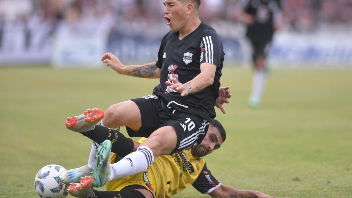 Brown parece aún sentir el golpe de la final frente a la Lepra y Riestra sacó provecho de local. Brown parece aún sentir el golpe de la final frente a la Lepra y Riestra sacó provecho de local.