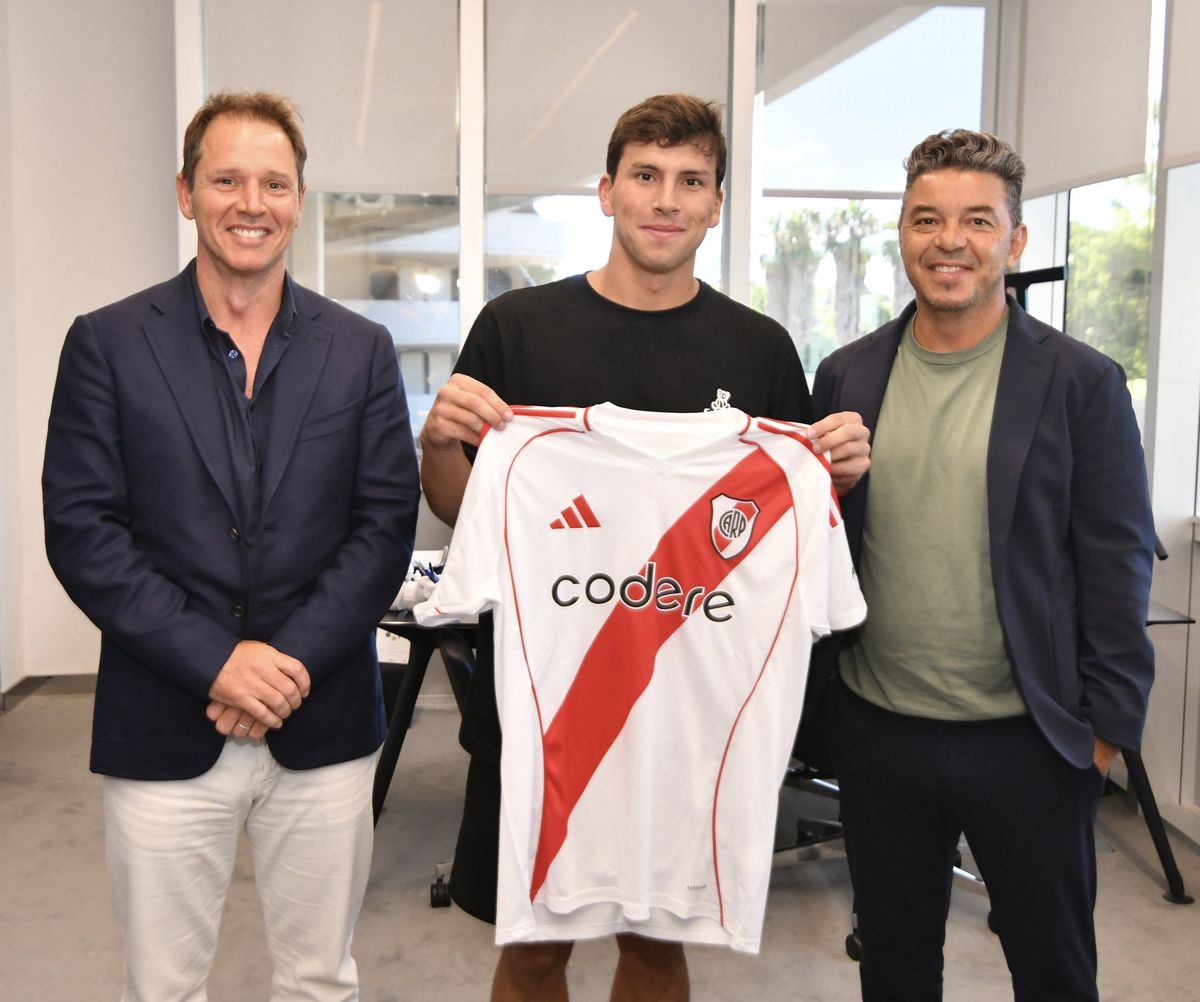 Gonzalo Tapia llegó a River y posó junto a Jorge Brito y Marcelo Gallardo. Gonzalo Tapia llegó a River y posó junto a Jorge Brito y Marcelo Gallardo.