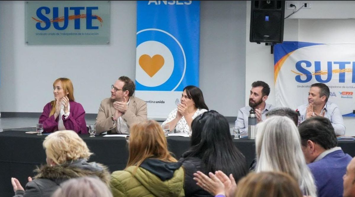 Aplausos mendocinos. La senadora nacional Anabel Fernández Sagasti, el senador provincial Lucas Ilardo, la secretaria general del SUTE Carina Sedano, el delegado de ANSES Carlos Gallo y otro dirigente del SUTE, Gustavo Correa.