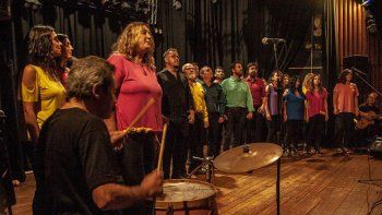 Un cantante español replicó el trabajo en las redes de un coro mendocino