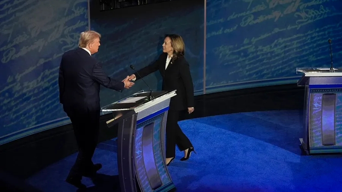 Al ingresar al escenario, llamó la atención el saludo de manos entre los candidatos Kamala Harris y Donald Trump. Crédito: EFE.