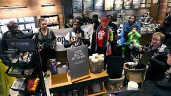 Starbucks capacitará a su gente para no repetir conductas racistas
