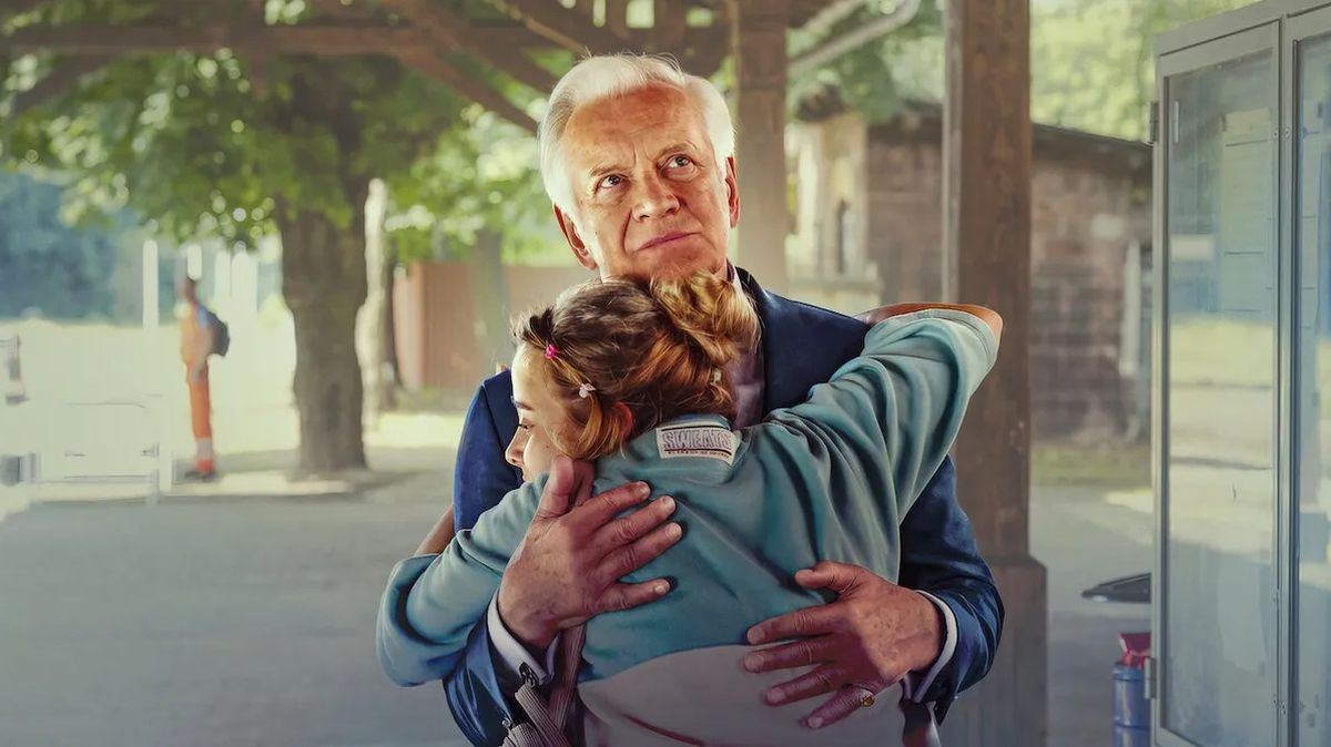 Izabela (Julia Chetnicka) y su abuelo Sylwester (Andrzej Seweryn) se conocen