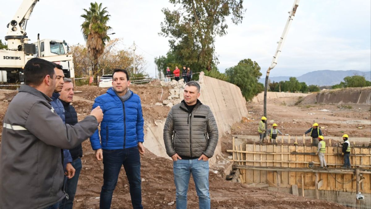 El intendente de Godoy Cruz, Tadeo García Zalazar, visitó las avanzadas obras sobre el zanjón Frías.