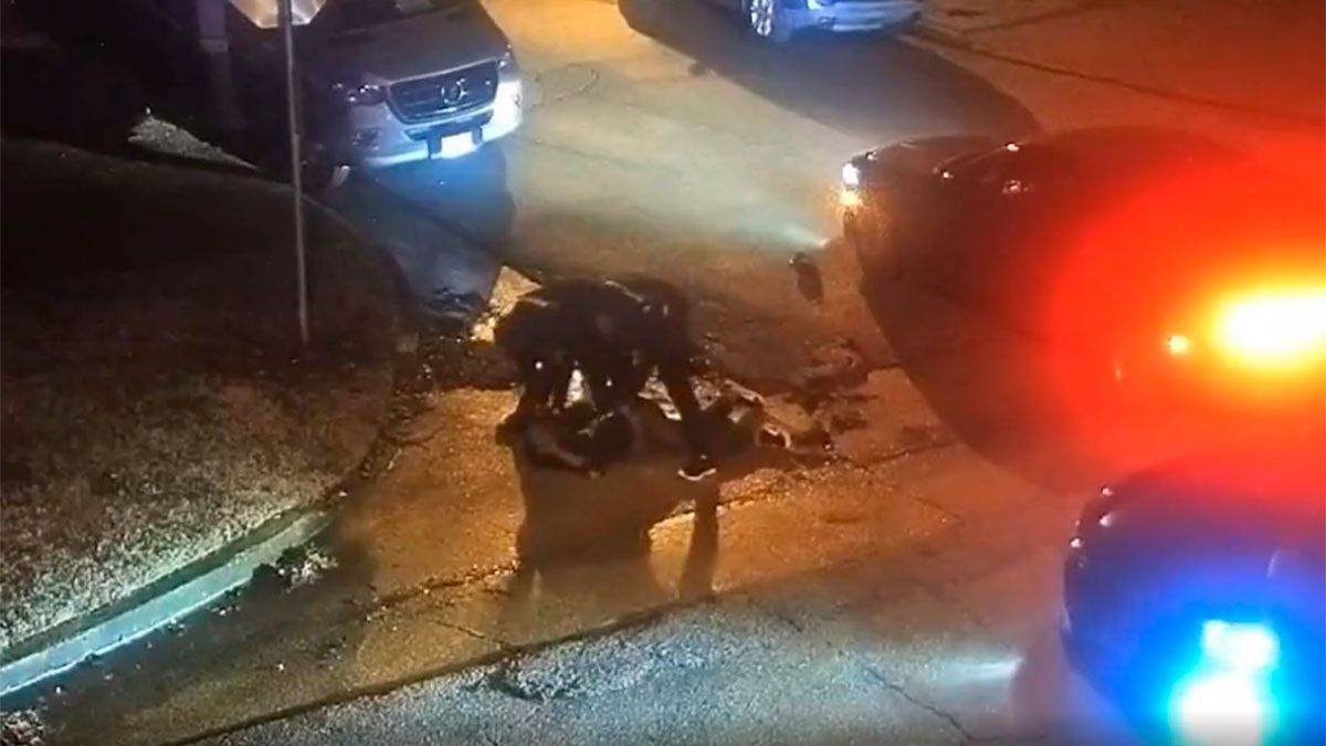 Revelan videos del asesinato a golpes de un hombre afroamericano a manos de la policía de Memphis.