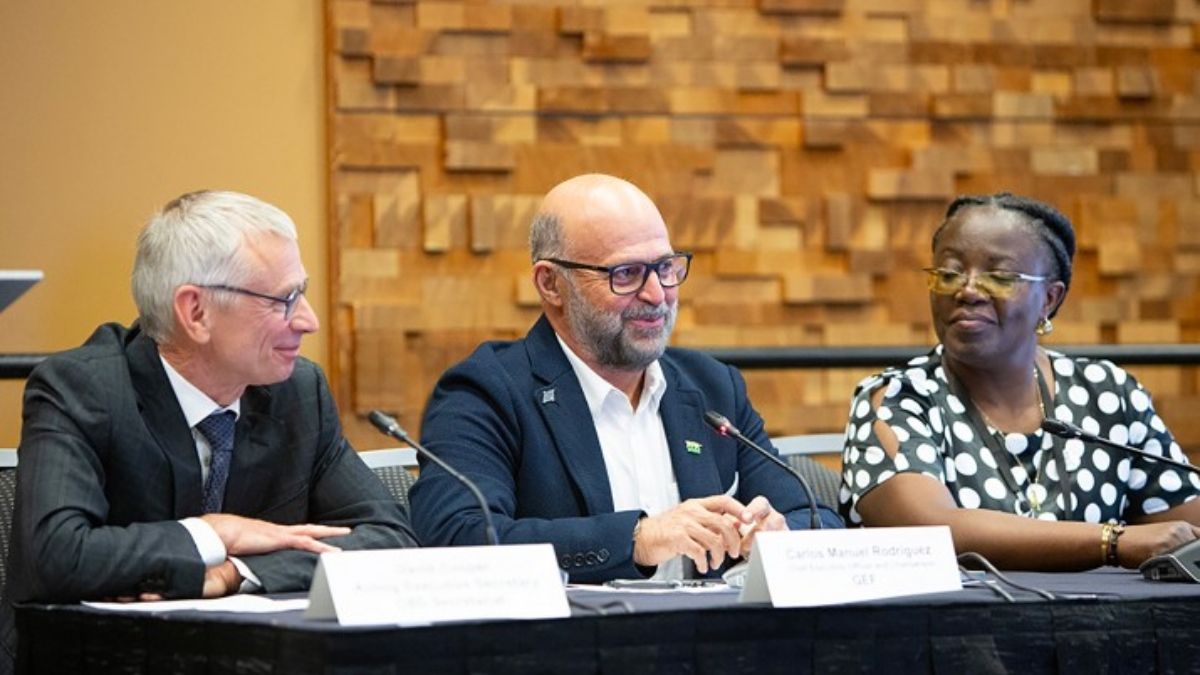 Carlos Manuel Rodríguez (centro), Director General del Fondo Mundial para el Medioambiente, interviene en un panel sobre el Marco Mundial para la Biodiversidad Kunming-Montreal antes de la Asamblea del FMAM en Vancouver, Canadá (Foto: IISD/ENB | Angeles Estrada) Carlos Manuel Rodríguez (centro), Director General del Fondo Mundial para el Medioambiente, interviene en un panel sobre el Marco Mundial para la Biodiversidad Kunming-Montreal antes de la Asamblea del FMAM en Vancouver, Canadá (Foto: IISD/ENB | Angeles Estrada)