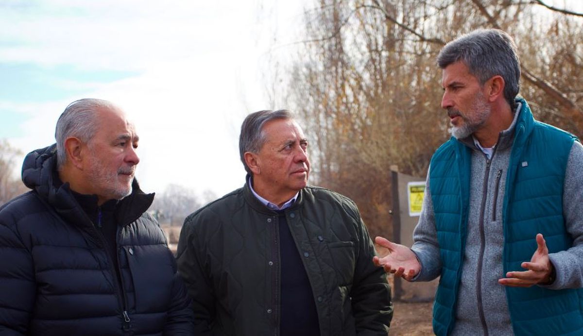 El mes pasado coincidieron en San Carlos el intendente Alejandro Morillas y su colega Ulpiano Suarez en un encuentro con el titular de Irrigación, Sergio Marinelli.