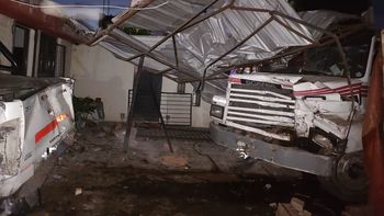 Un camión impactó violentamente contra una casa y se metió en la habitación donde dormían los dueños